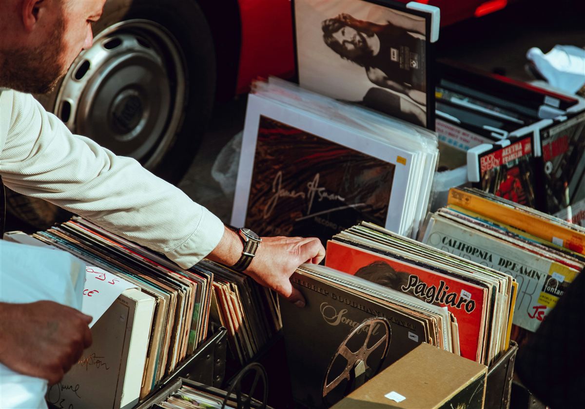 Stöbern in Schallplatten auf dem Flohmarkt