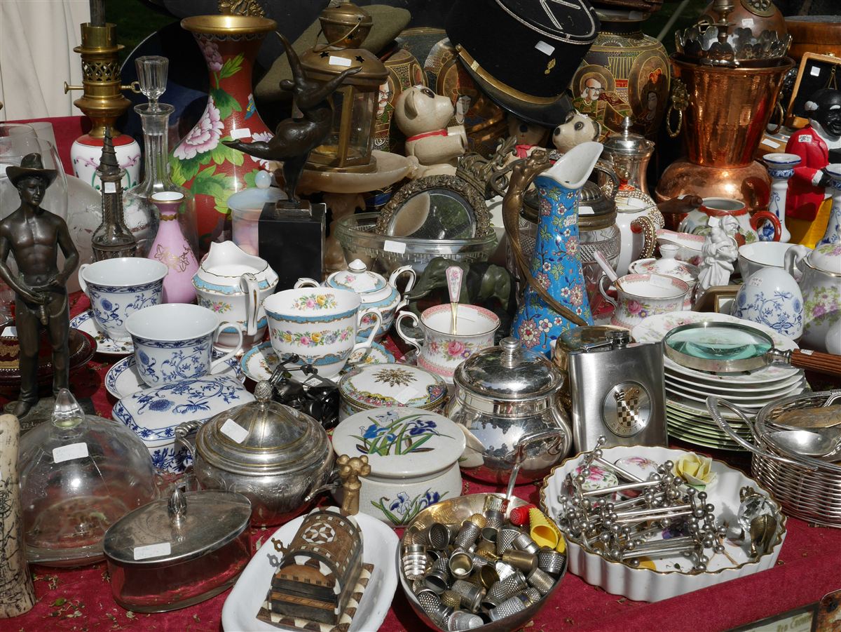 Porzellan und Trödel auf einem Flohmarkttisch